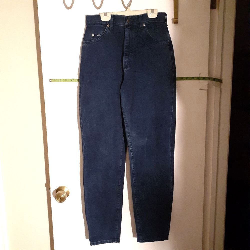 Vintage Lee Mom jeans high-waisted curvy fit. vintage 10 should fit a 6 medium
